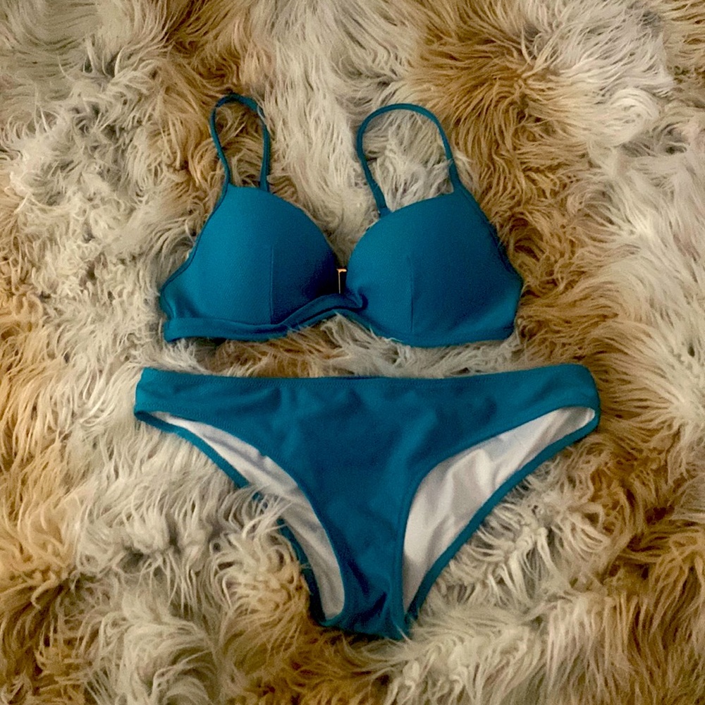 Bikini top and bottom both size M. Very stylish and worn 1 time!